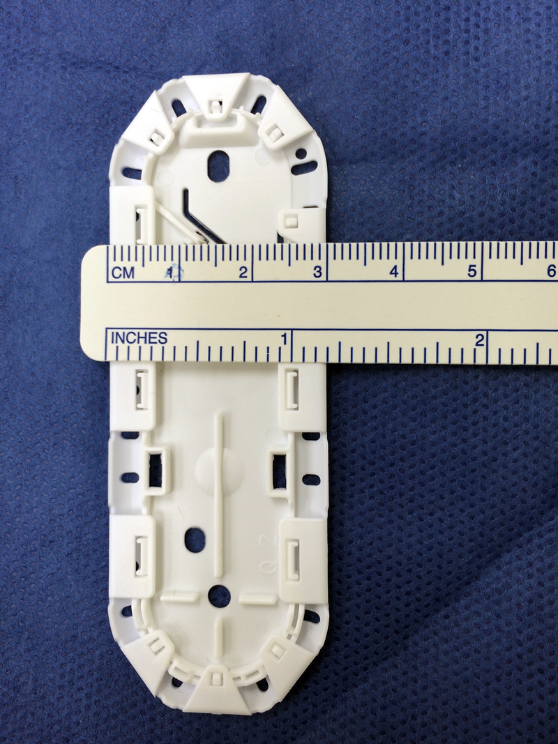 The plastic part of a suture pack measures 3 centimeters wide.
