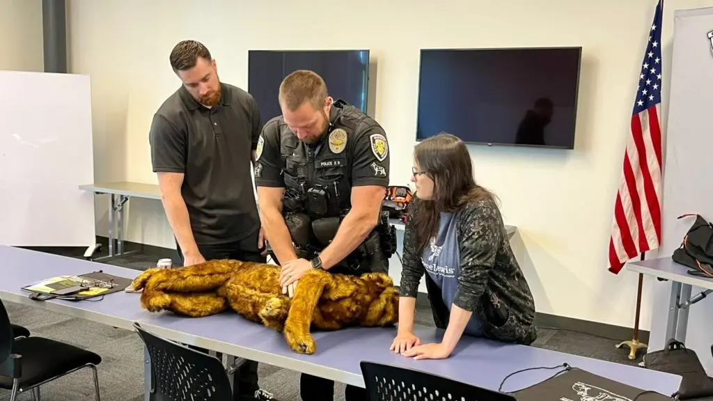 Working dog teams learn life-saving veterinary skills in recent training program